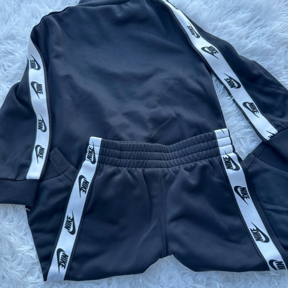 Nike Kids Black Tracksuit Set New - Picture 7 of 7